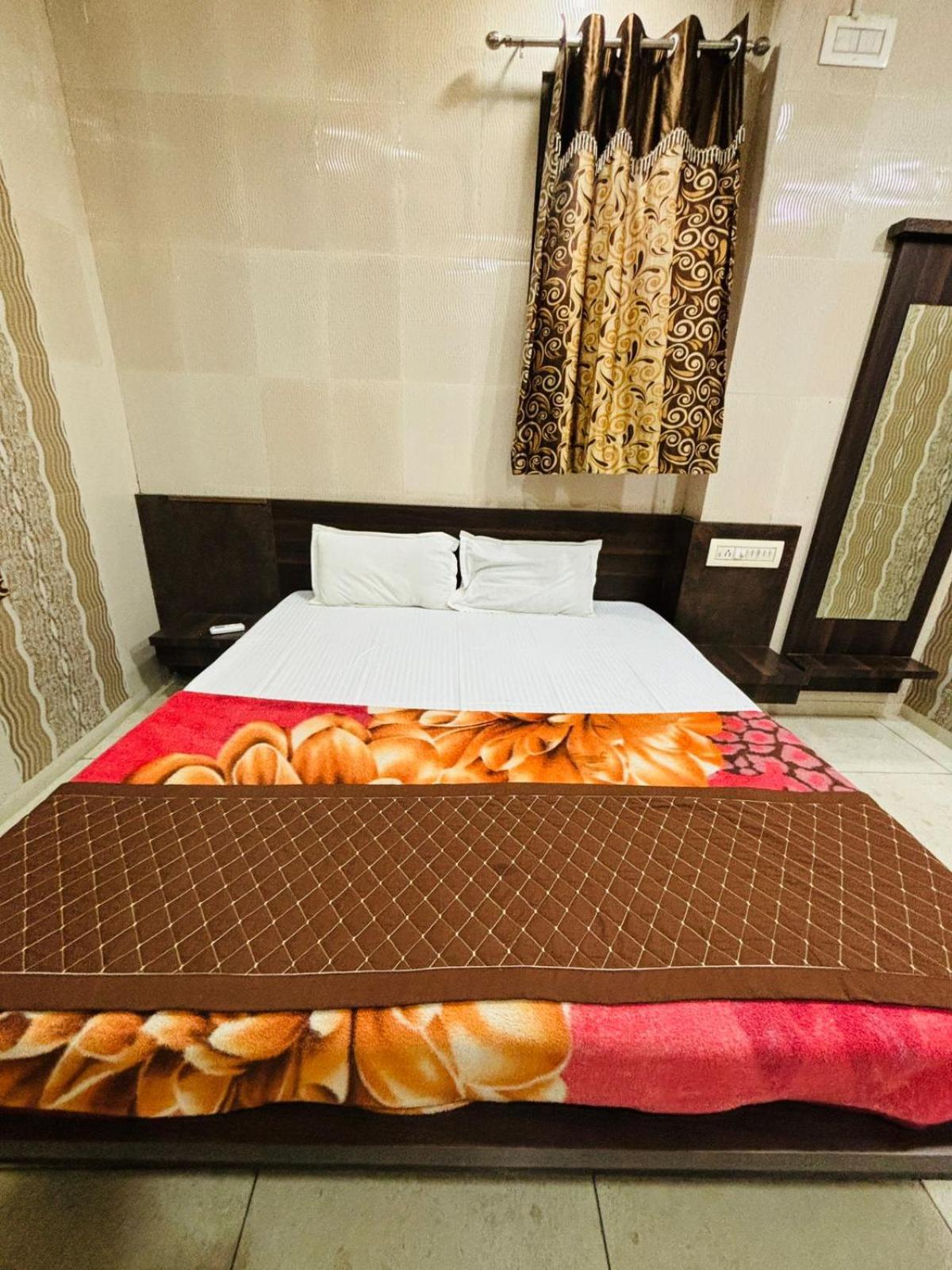 Hotel Shree Nath - 200 Meters From Dwarkadhish Temple Kültér fotó
