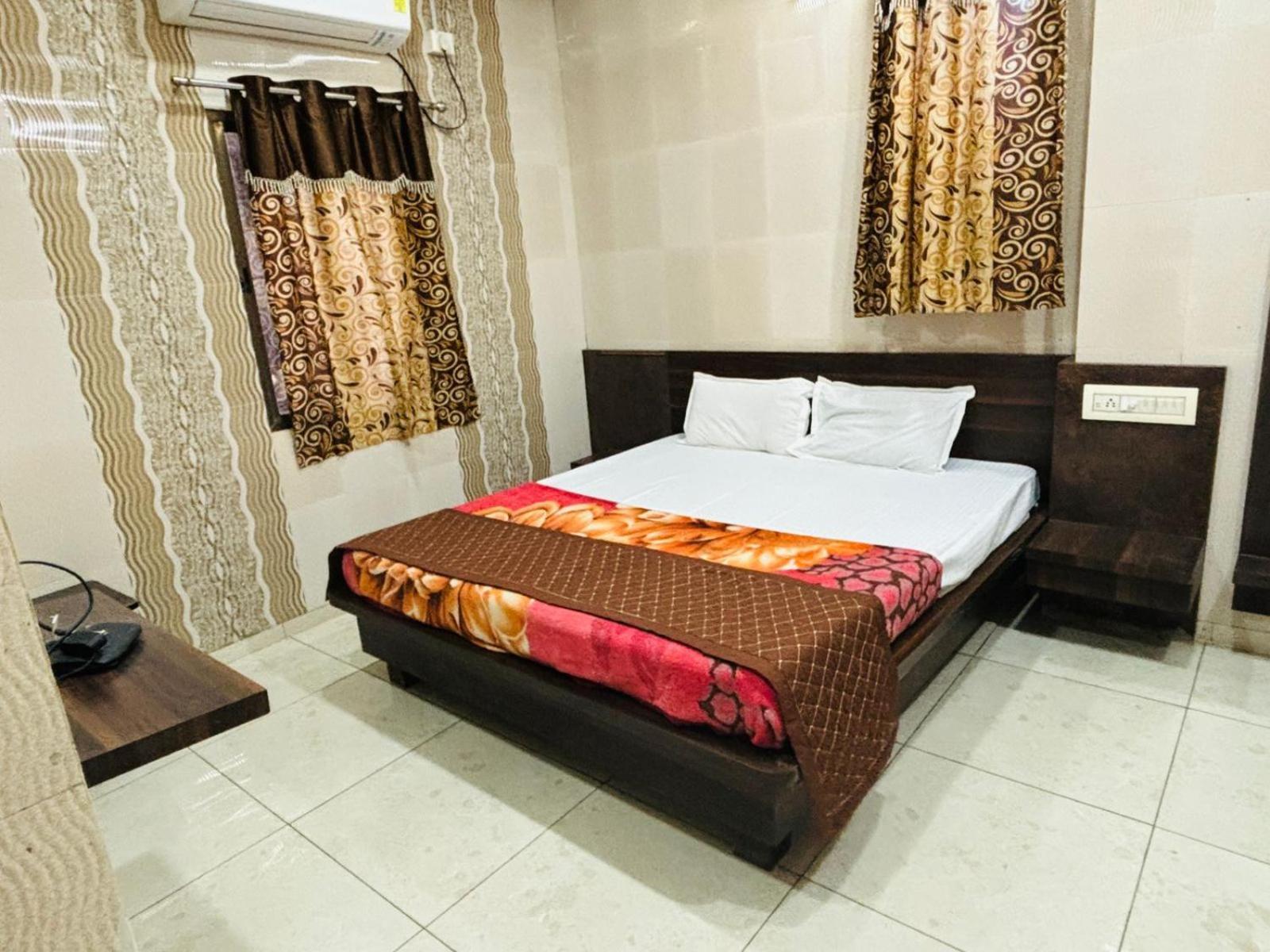 Hotel Shree Nath - 200 Meters From Dwarkadhish Temple Kültér fotó